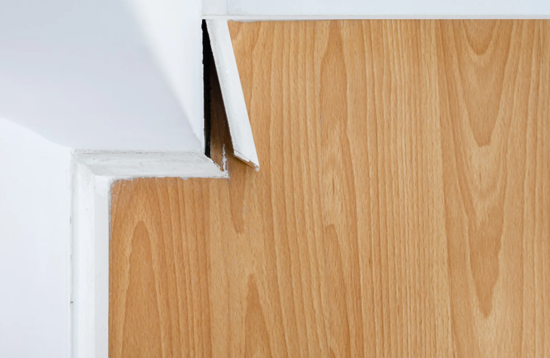 couper une plinthe en angle de 45 degrés sans boite à onglet